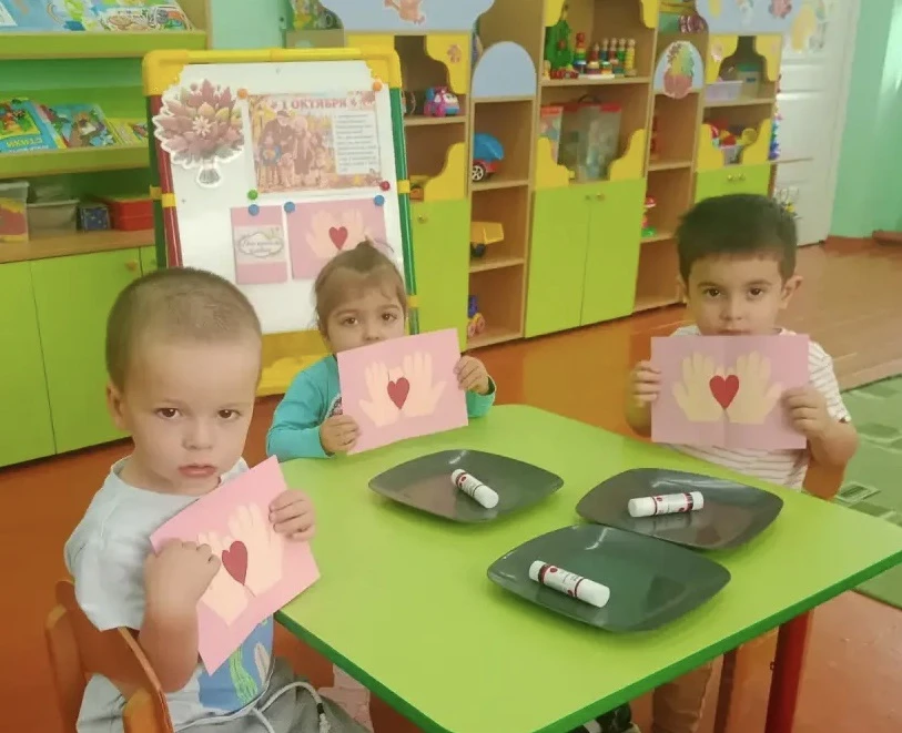 Малыши изготовили своим бабушкам и дедушкам поздравительные открытки!