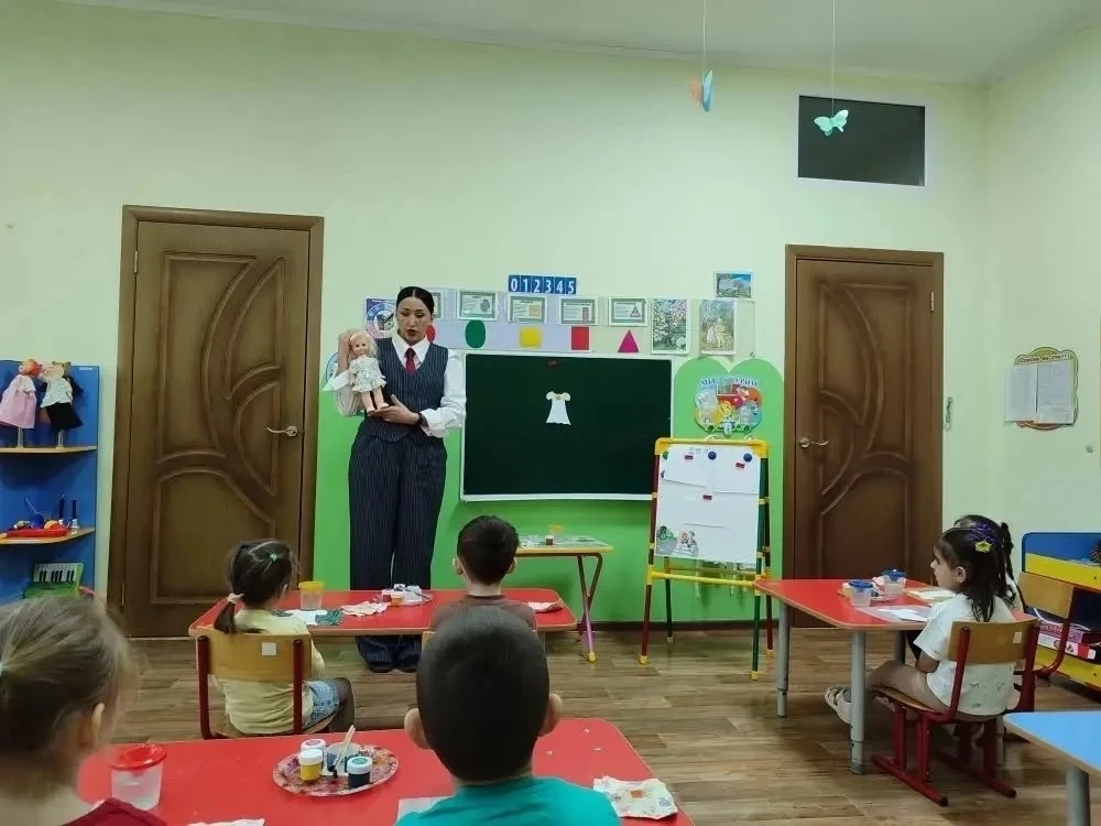 🌟 В средней группе «Звёздочки» прошло занятие по декоративному рисованию!