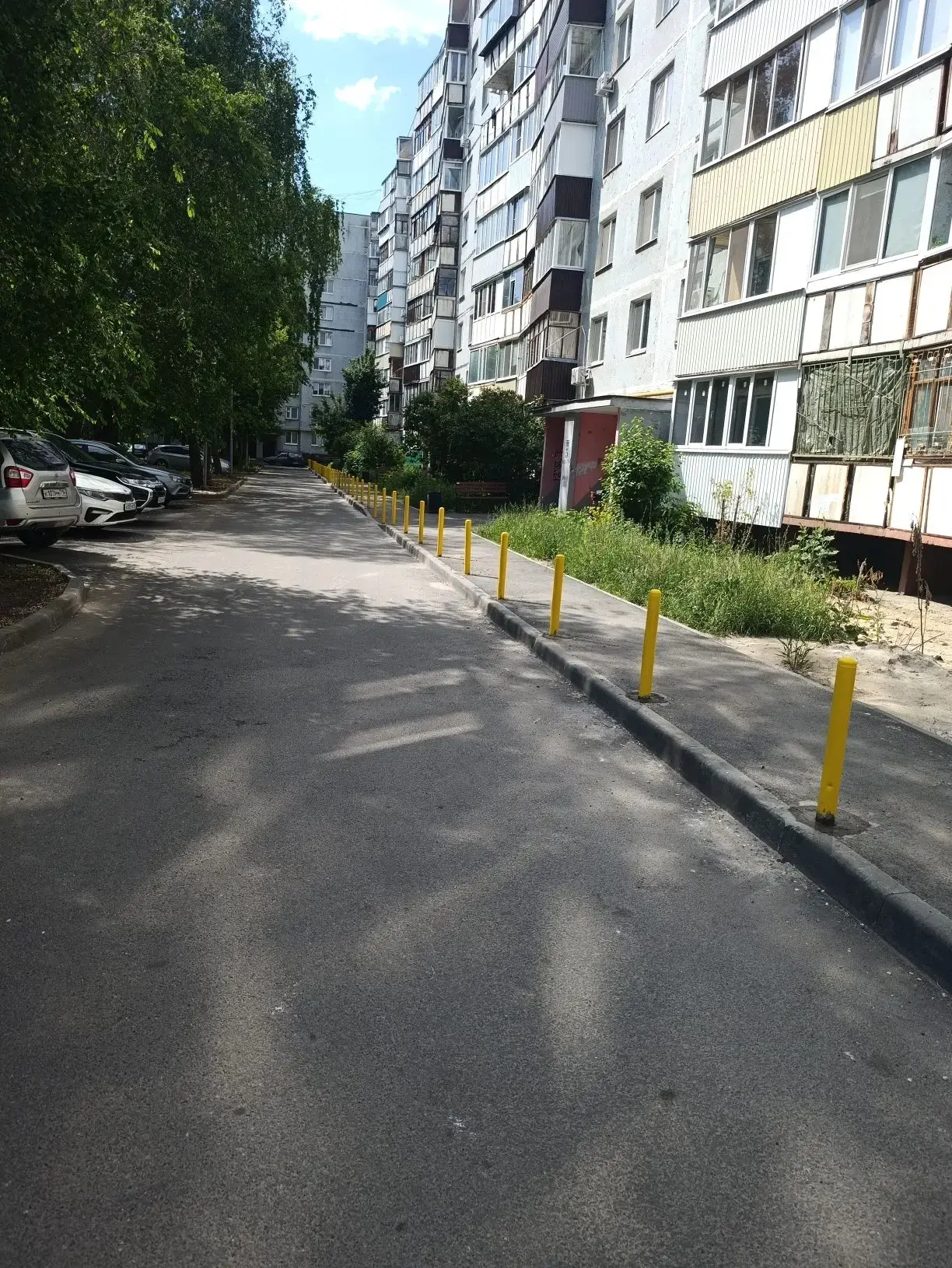 УК выполнены работы по установке отбойников на придомовой территории жилого дома 8 по у...