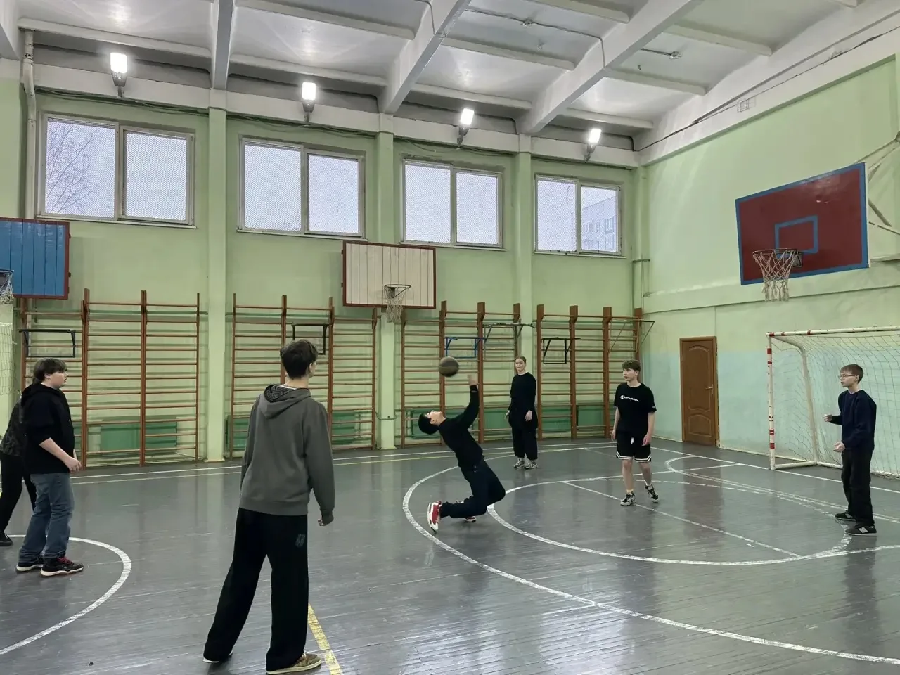 📅 28 февраля в нашей школе прошла товарищеская пионербольно-волейбольная встреча между командами 6Б 