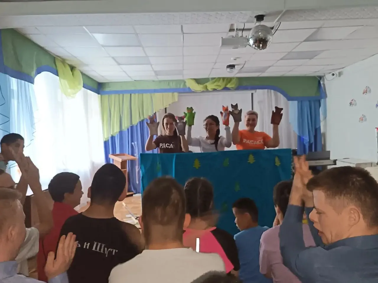 В пятницу наши педагоги превратились в настоящих артистов и организовали кукольный теат...