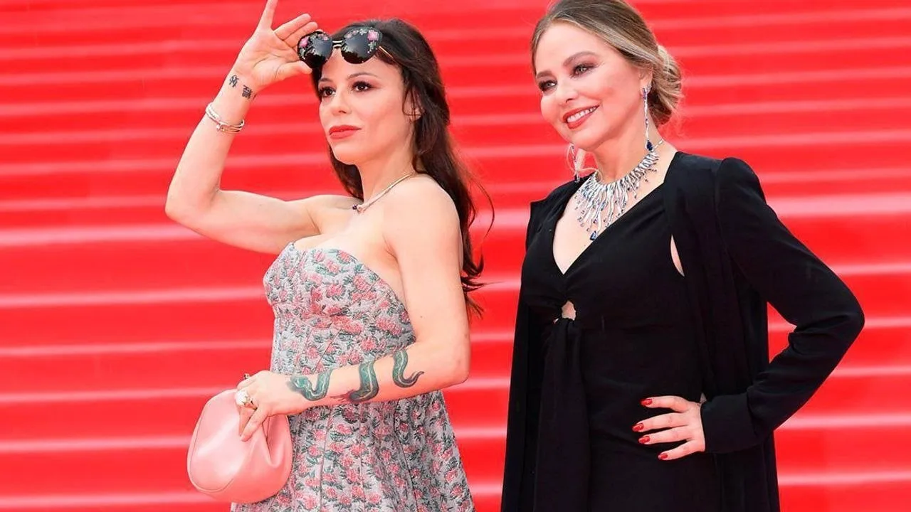⚡️Ornella Muti ha presentato domanda per la cittadinanza russa

Come ha dichiarato sua figlia, la ca