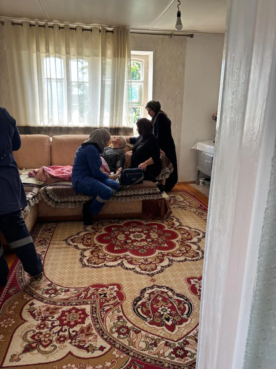 Социальные работник вызвала скорую помощь своей подопечной.Забота и ответственность в д...