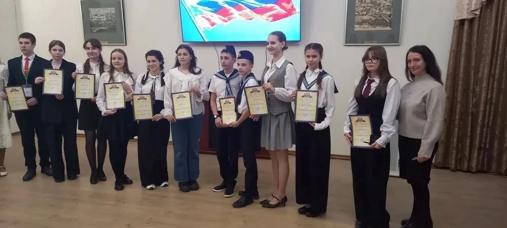 🎤🏛 Юные экскурсоводы — в числе лучших!  В феврале стартовал городской конкурс «Юный экскурсовод школ