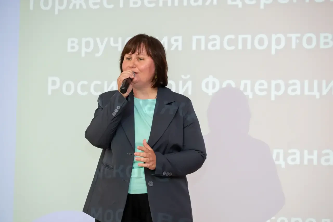 Совместно с директором МФЦ, депутатом фракции Единая Россия Наталией Маршавиной вручили первые паспо