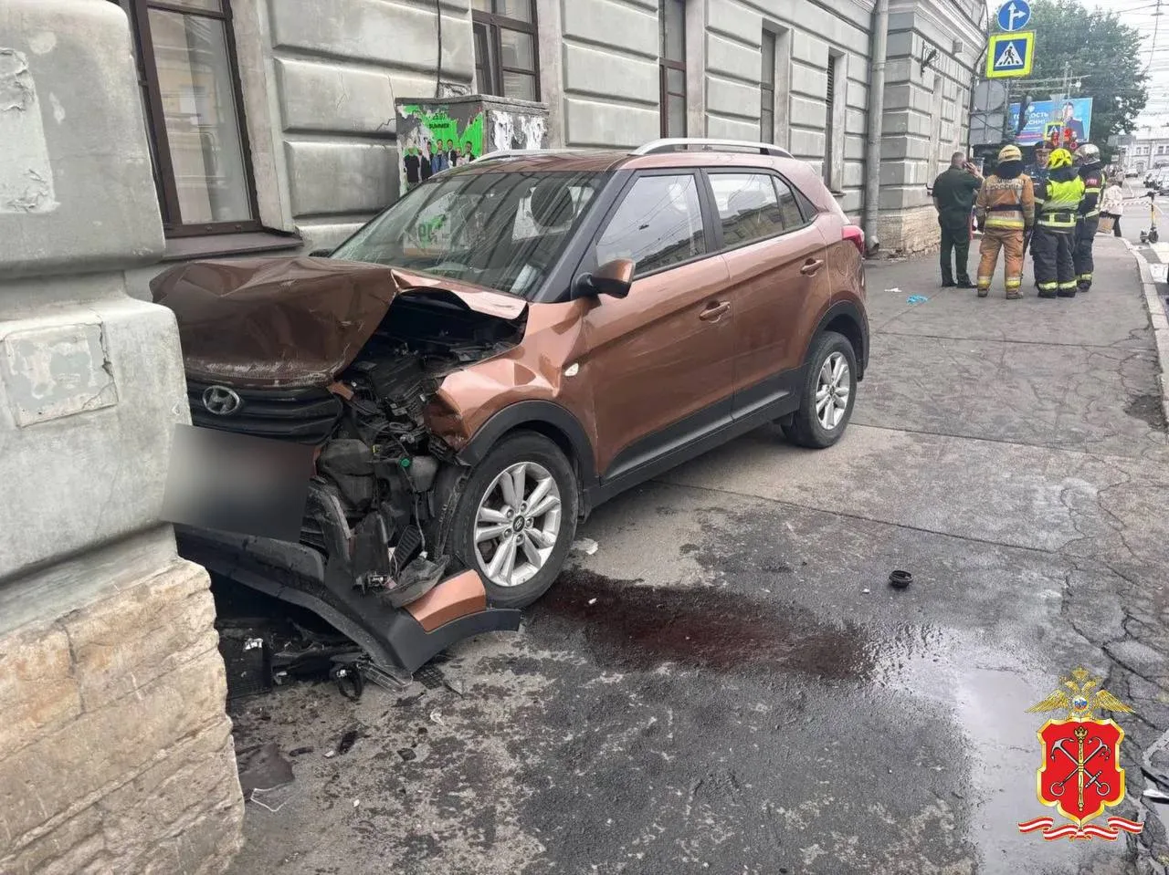 На Боткинской улице Hyundai Creta сбил двух пешеходов и врезался в здание клиники имени Турнера. Оди