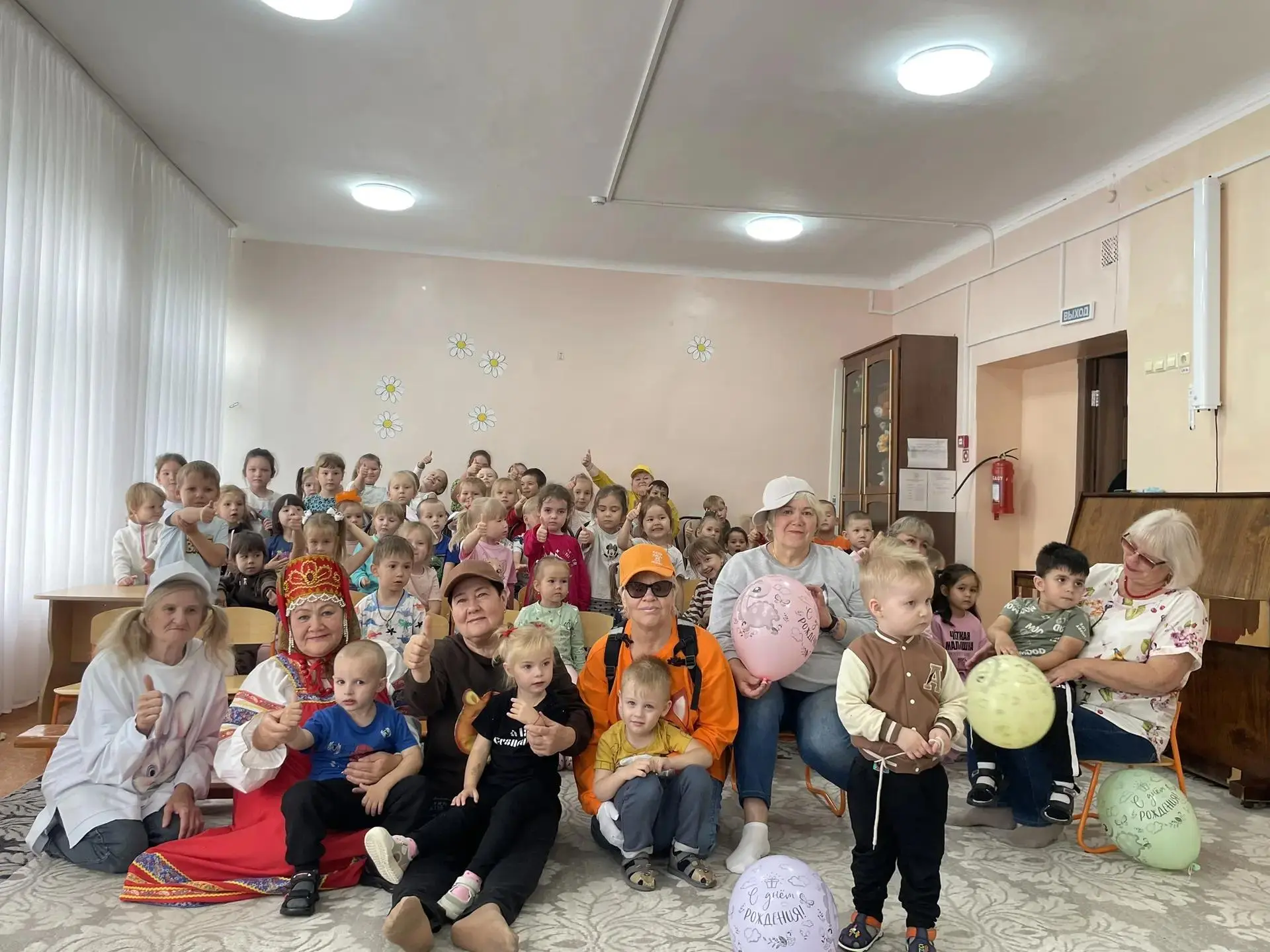 🎉Когда сказка оживает: «серебряные» волонтеры подарили праздник малышам из «Колокольчика»