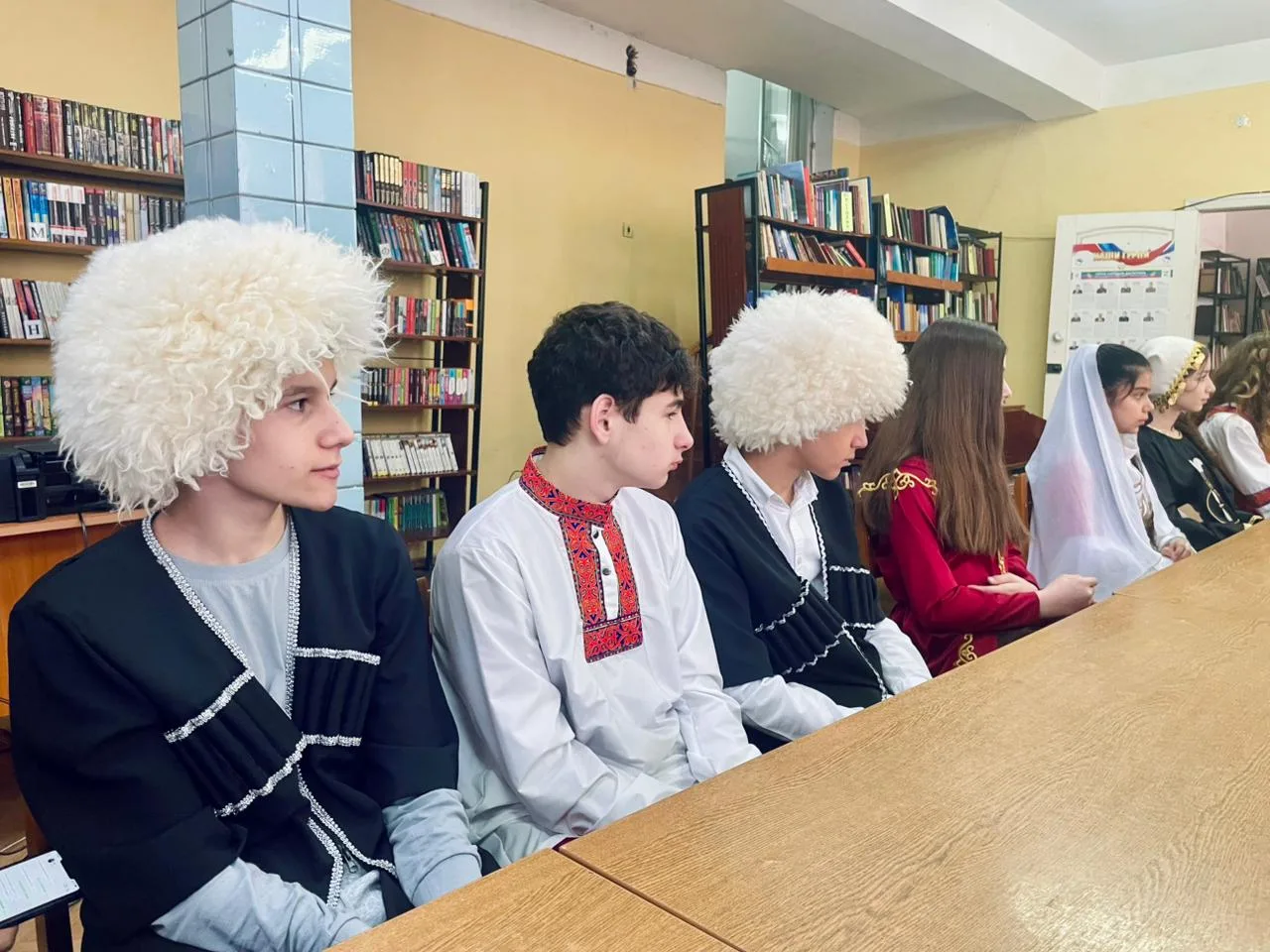 В рамках года единства народов России  и Недели  детской и юношеской книги  и музыки  в библиотеке -