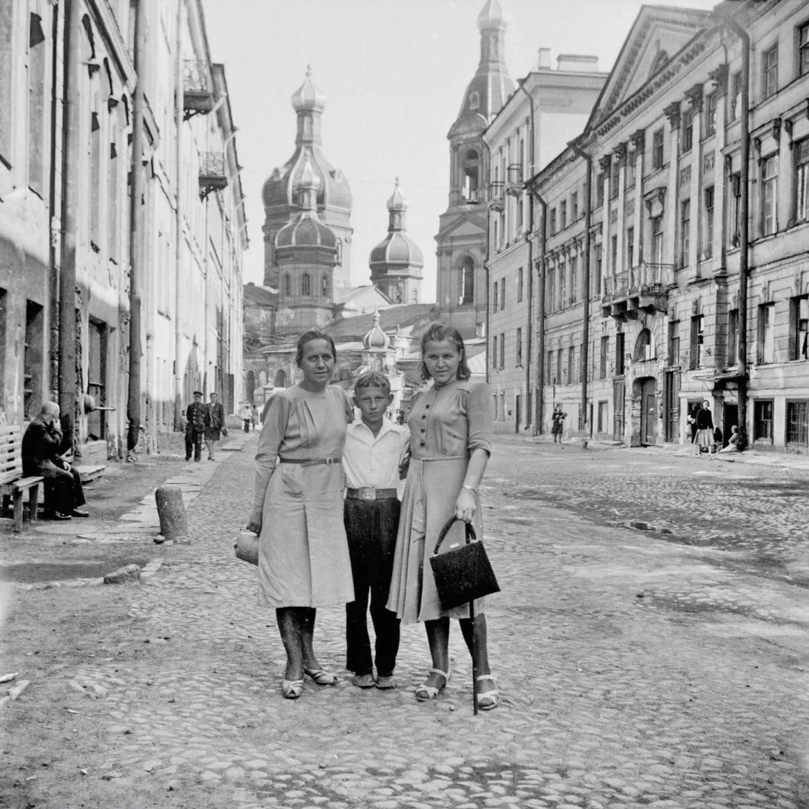 Ленинградцы в начале 1950-х фотографируются на фоне церкви Успения Пресвятой Богородицы...