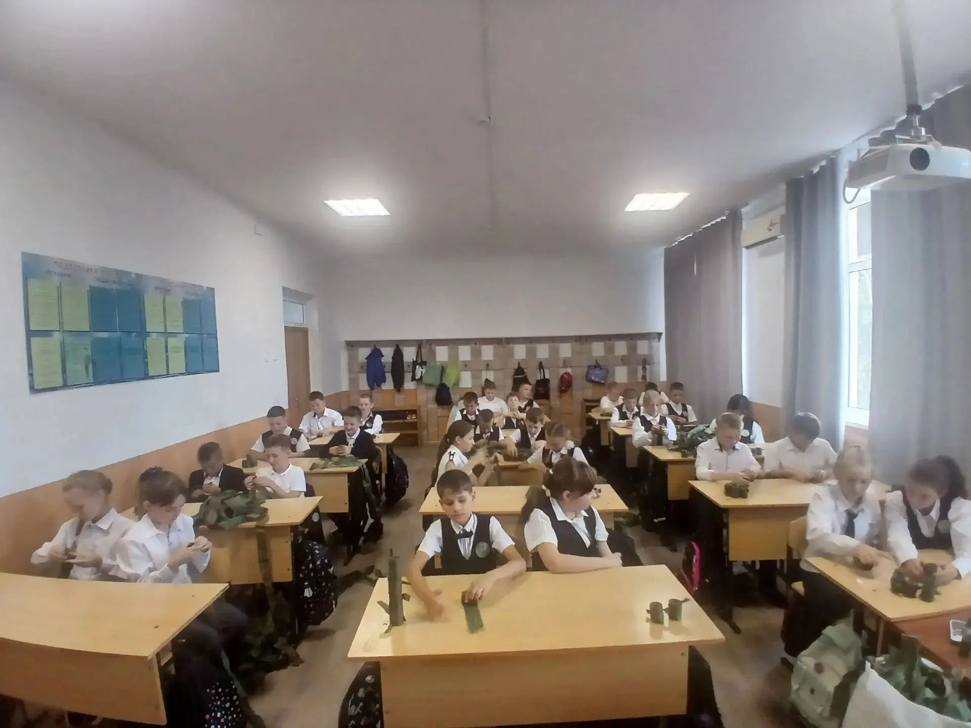5 класс совместно с классным руководителем Васильевой И.Г. делают заготовки для маскиро...