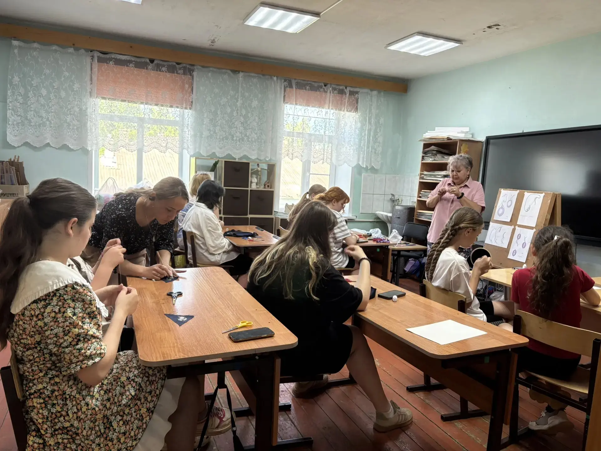 В рамках летней творческой смены для учащихся школы искусств прошел необычный мастер-класс- «Вышивка