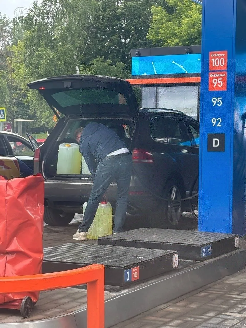 ⛽️ Ограничений и лимитов на продажу топлива на заправках Москвы нет.

Заправляй хоть в цисцерну.

По
