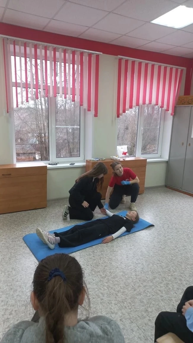 Команда ребят ЦО Яковцевской школы приняла участие в мастер – классе по оказанию первой помощи под р