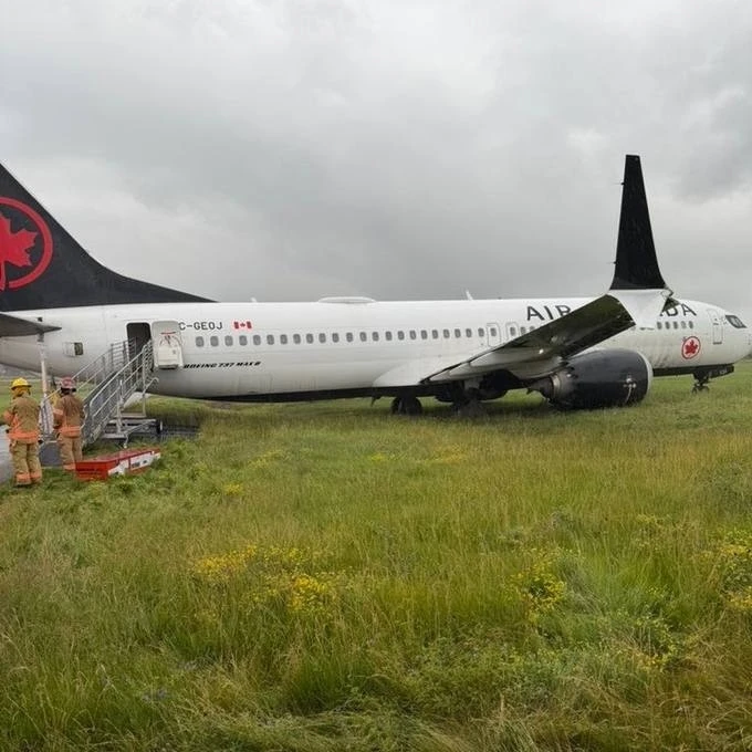 🇨🇦✈️ Три часа «плена» на траве: в Канаде Boeing со 156 пассажирами выкатился с рулежной дорожки

В