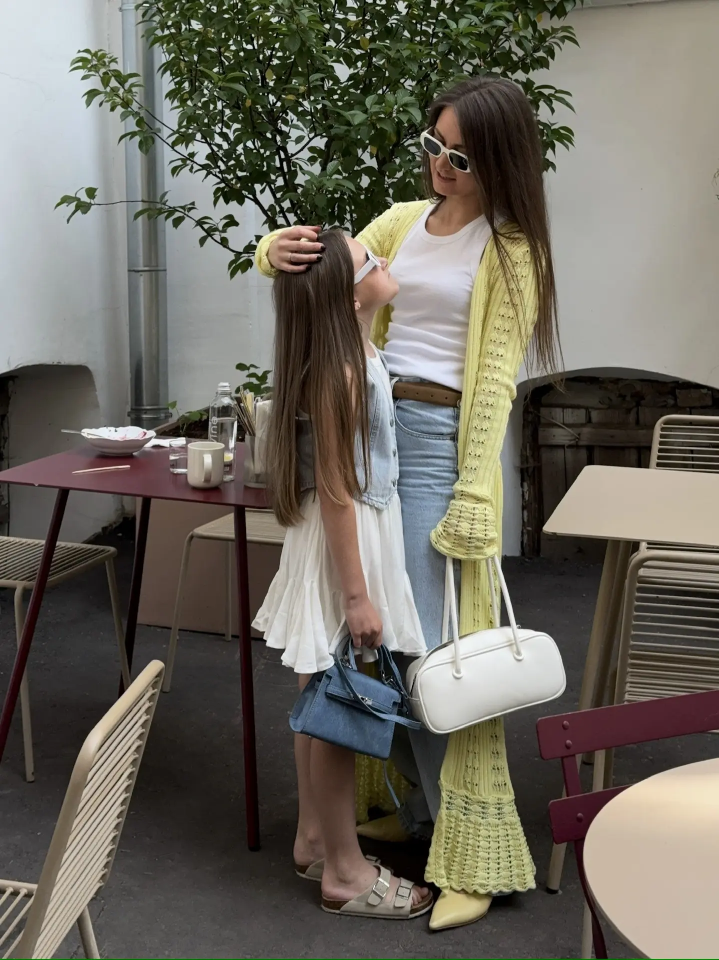 Нашла эти фотографии с Алёнкой 💛 Кажется, не все здесь показывала)  И теперь сижу и просто мечтаю: о