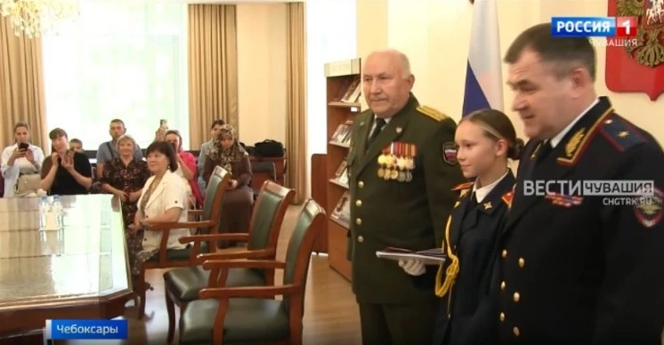 Чебоксарским школьникам торжественно вручили первые паспорта

В честь Дня России в Национальной библ