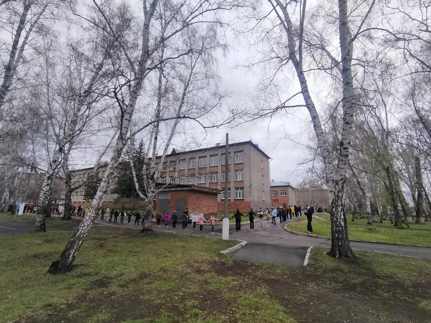 Сегодня, в заключительный день Недели психологии, состоялся флешмоб «Обними школу». Все учащиеся пер