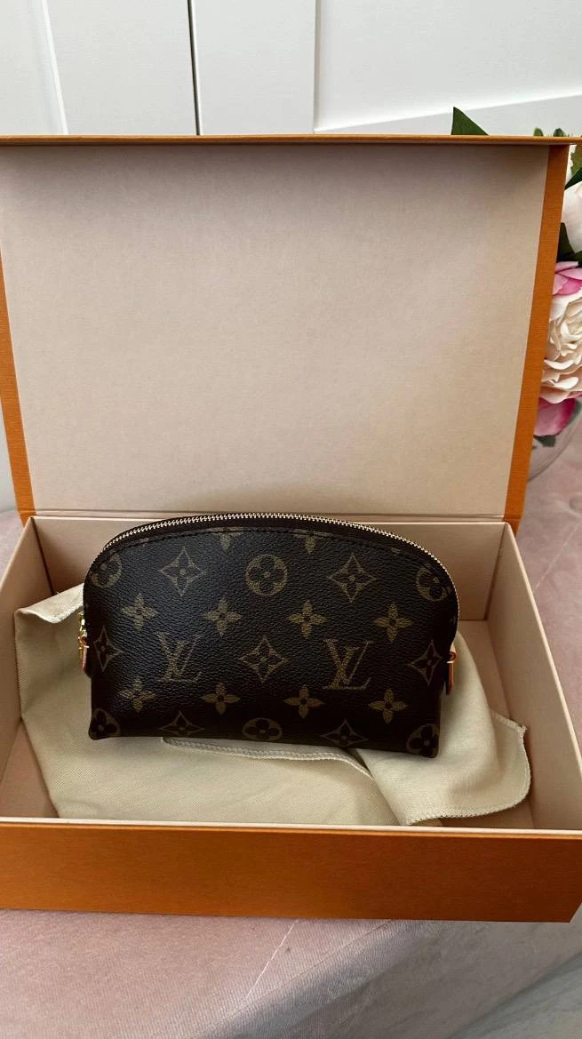 Косметичка Louis Vuitton 🤎

Бренд: Louis Vuitton 
Комплект: Пыльник
Состояние: новое, не носилась 
