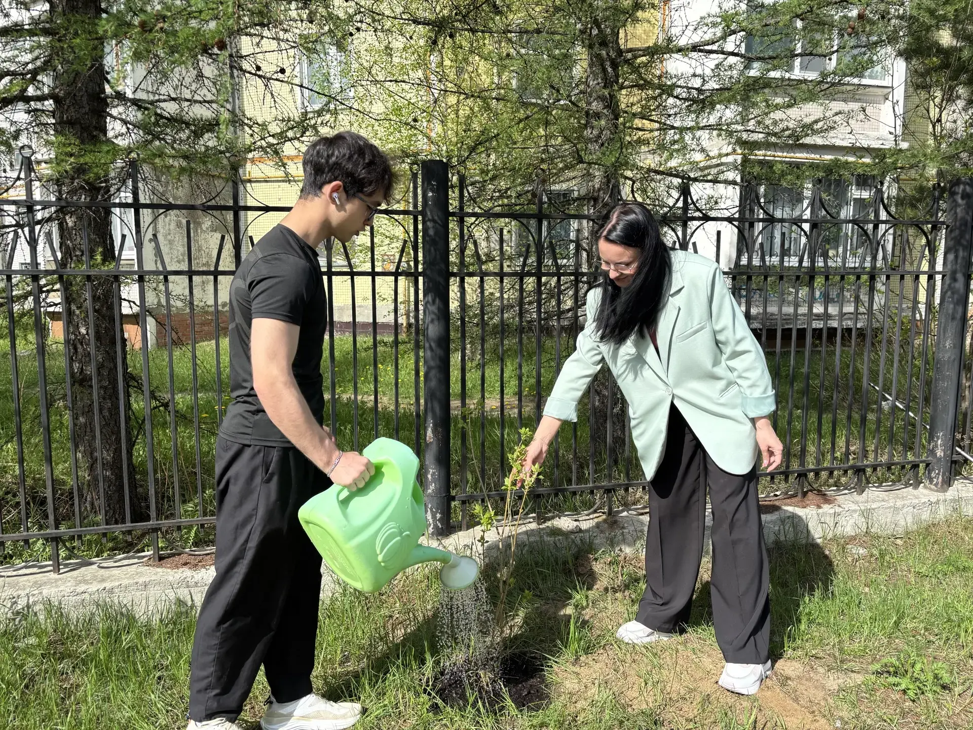 🌿Аллея выпускников: память, посаженная своими руками  📍Сегодня наши выпускники 11 классов, вместе с 