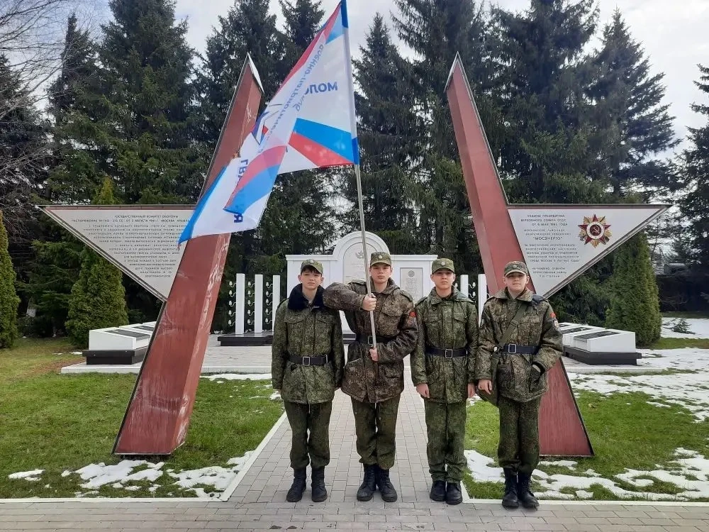 Защитникам Москвы  🫡 Кадеты 8 класса, воспитанники нашего Военно-патриотического клуба «Молодая гвар