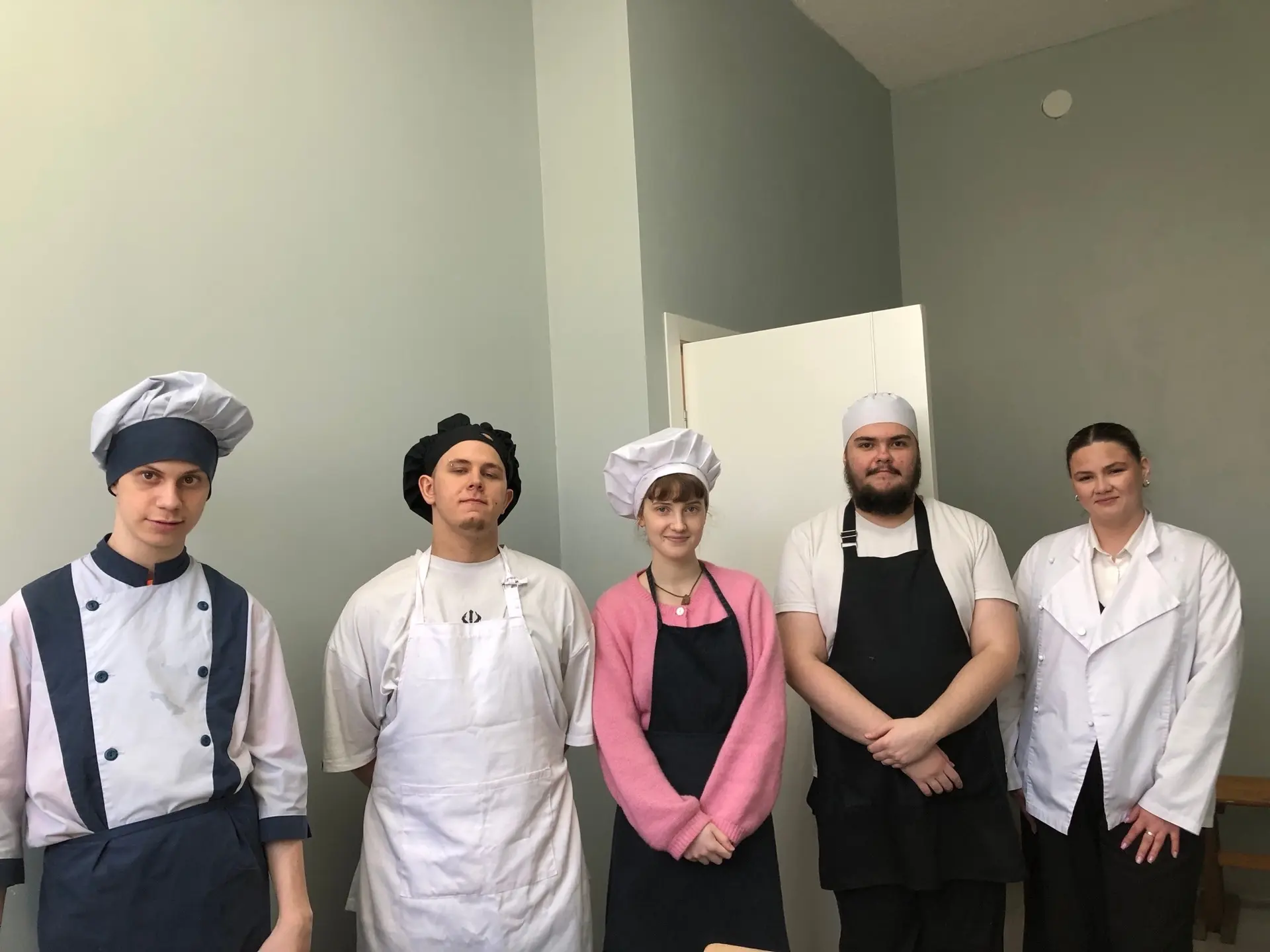 Группа ПК-22 готовится к демонстрационному экзамену, под чутким руководством опытного н...