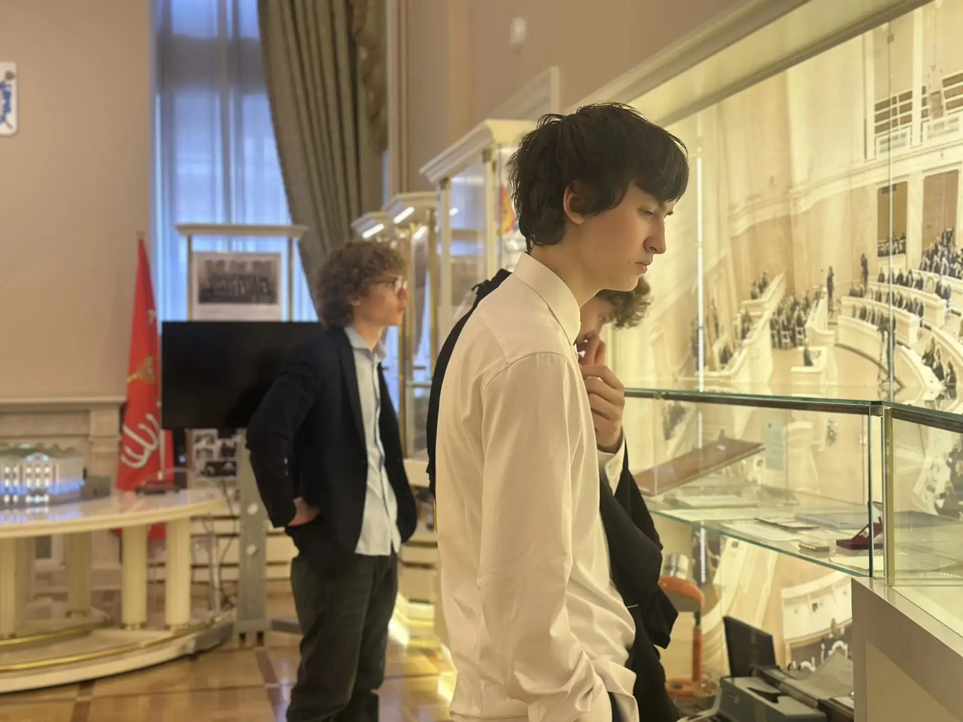 🏛 Погружение в историю и политику: 10Б класс в Мариинском дворце!  22 мая десятиклассники сменили шк
