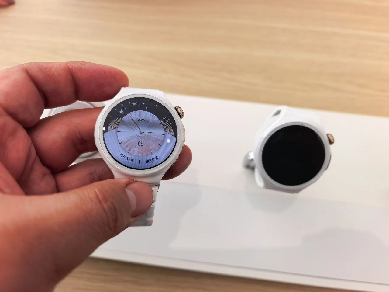 Коллекция Huawei Watch 6 в фирменном магазине в Пекине, дизайн отличный, женские в кера...