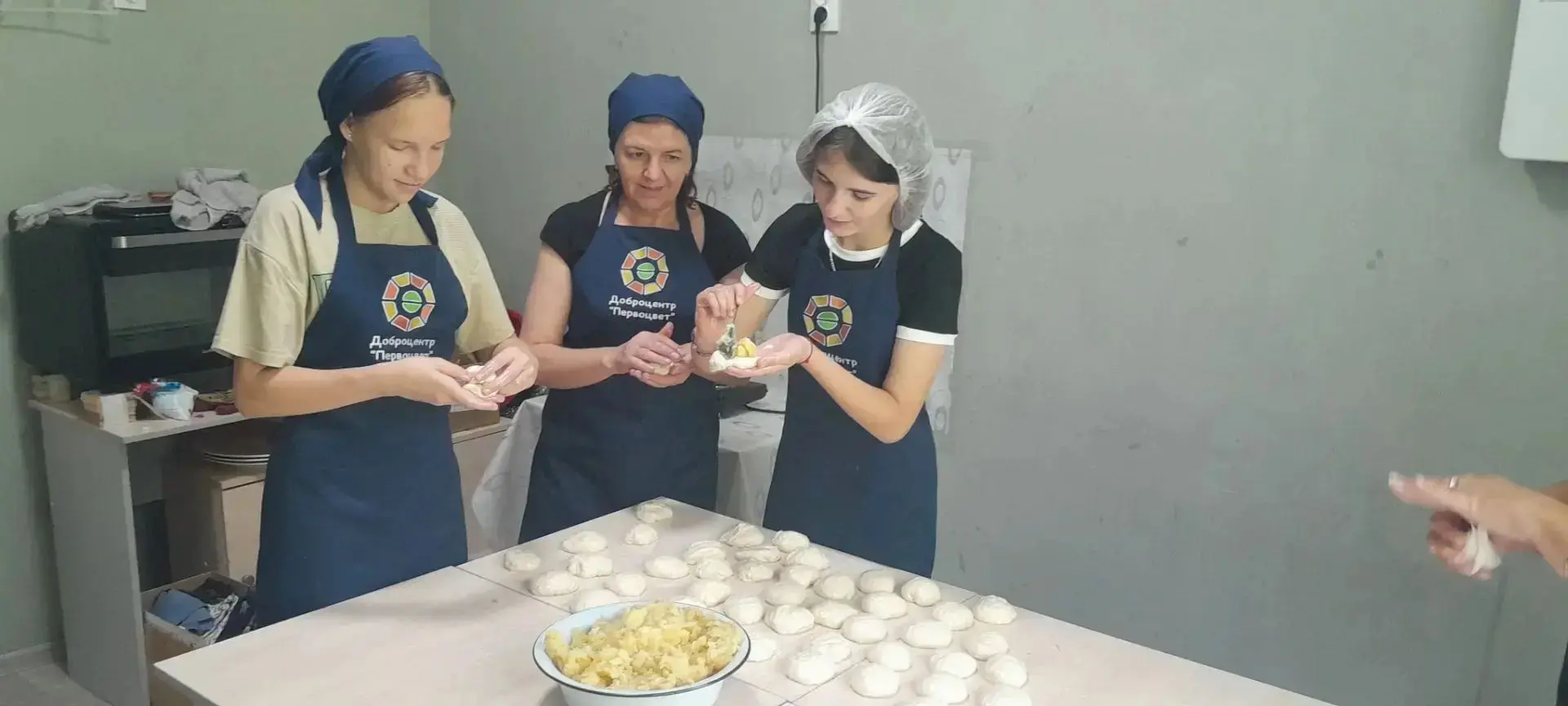Сегодня на нашей кухне кипела работа. Старшие воспитанники готовили пирожки с картошкой...