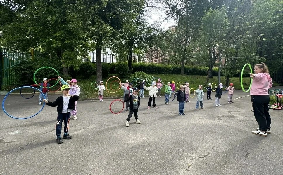 Заряд бодрости и здоровья: гимнастика на свежем воздухе в дошкольных группах! 

☀️ Лето — идеальное 