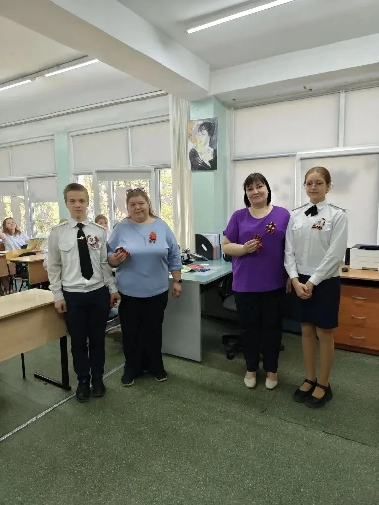 🌺 Кадеты поздравили учителей с Днём Победы! 🌺  Сегодня в нашей школе царила особенная атмосфера тепл