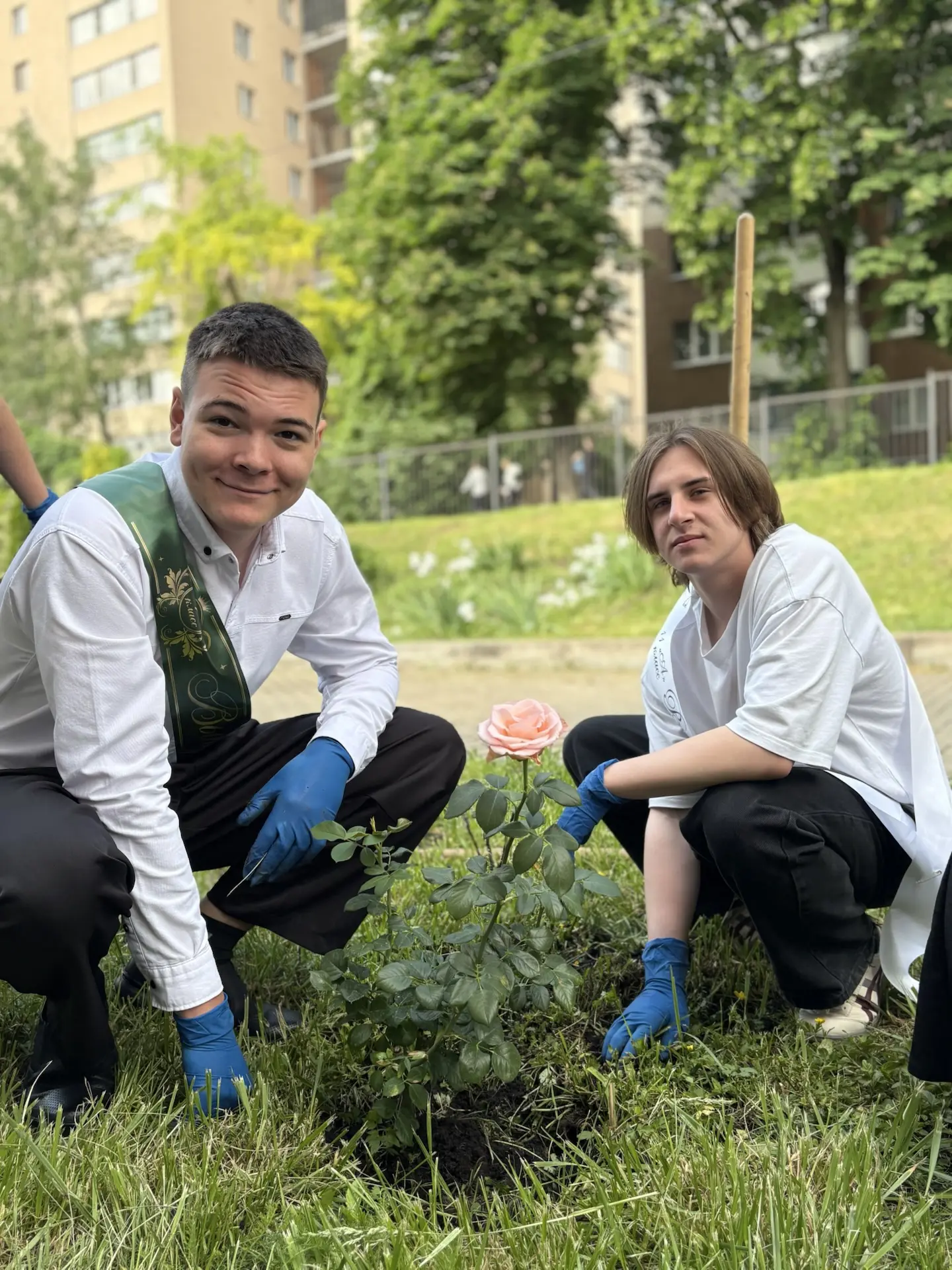 🌹 Аллея роз Выпускников 2026  Сегодня наши выпускники 11-х и 9-х классов оставили частичку себя в ис