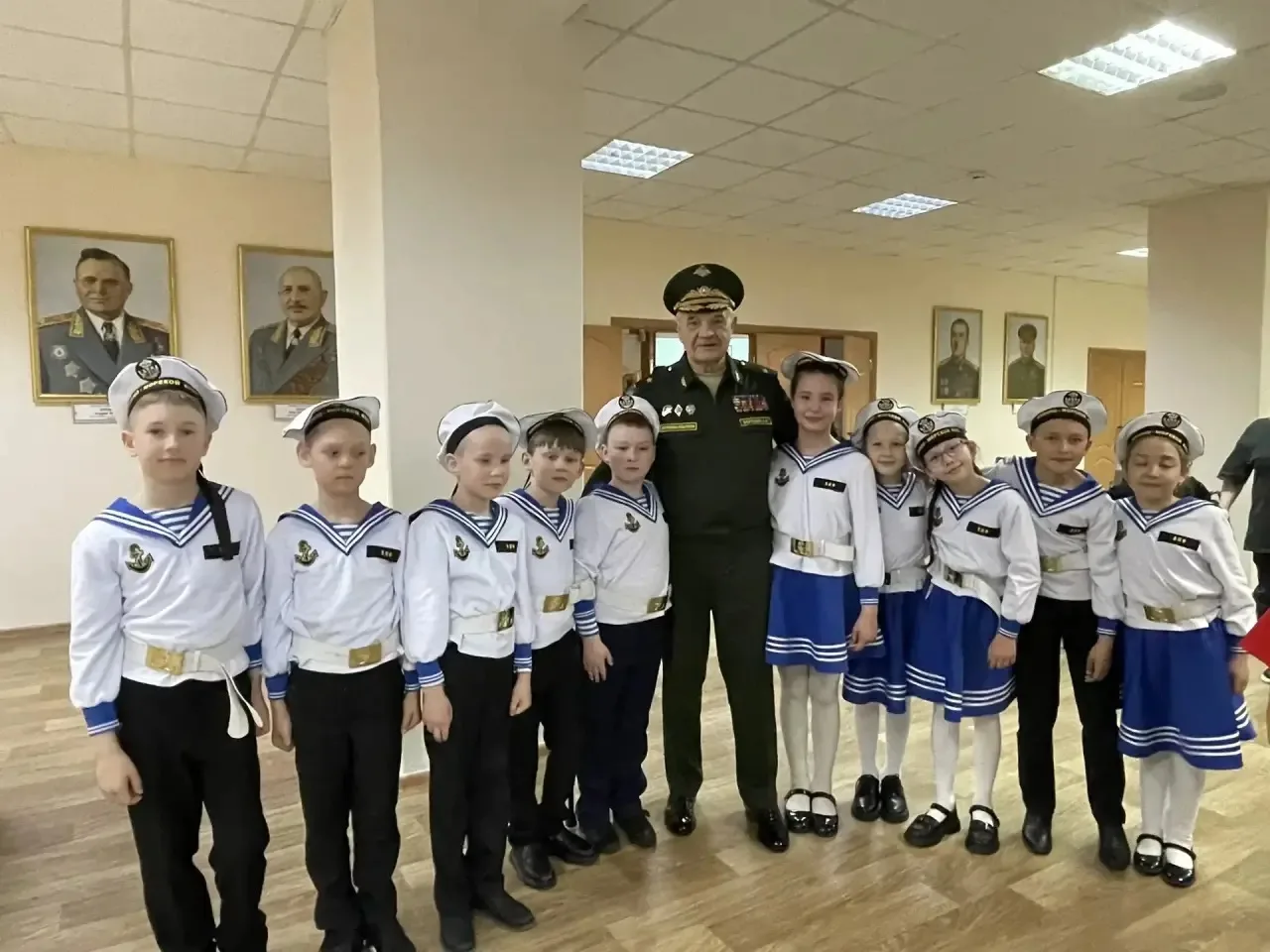 С нашими патриотами  начальник регионального штаба патриотического движения «Юнармия» РТ Александр И