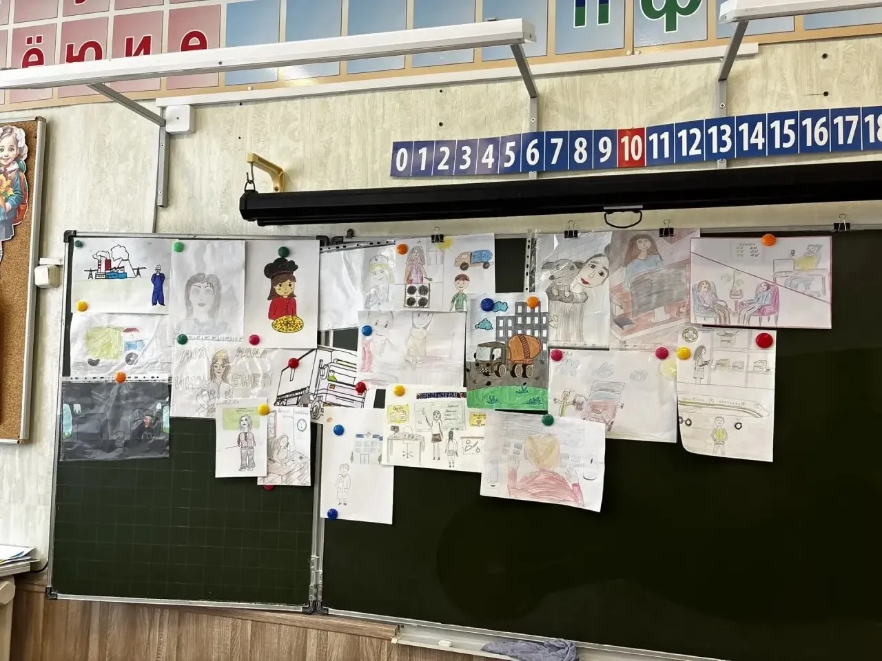 🎨✨ В рамках месячника профориентации у наших второклассников прошла замечательная выставка рисунков 