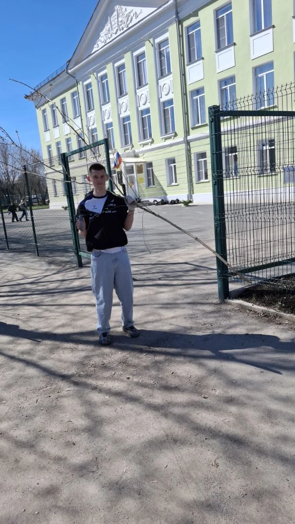 Традиционный субботник объединил сегодня учеников, учителей и родителей! Территория любимой школы и 