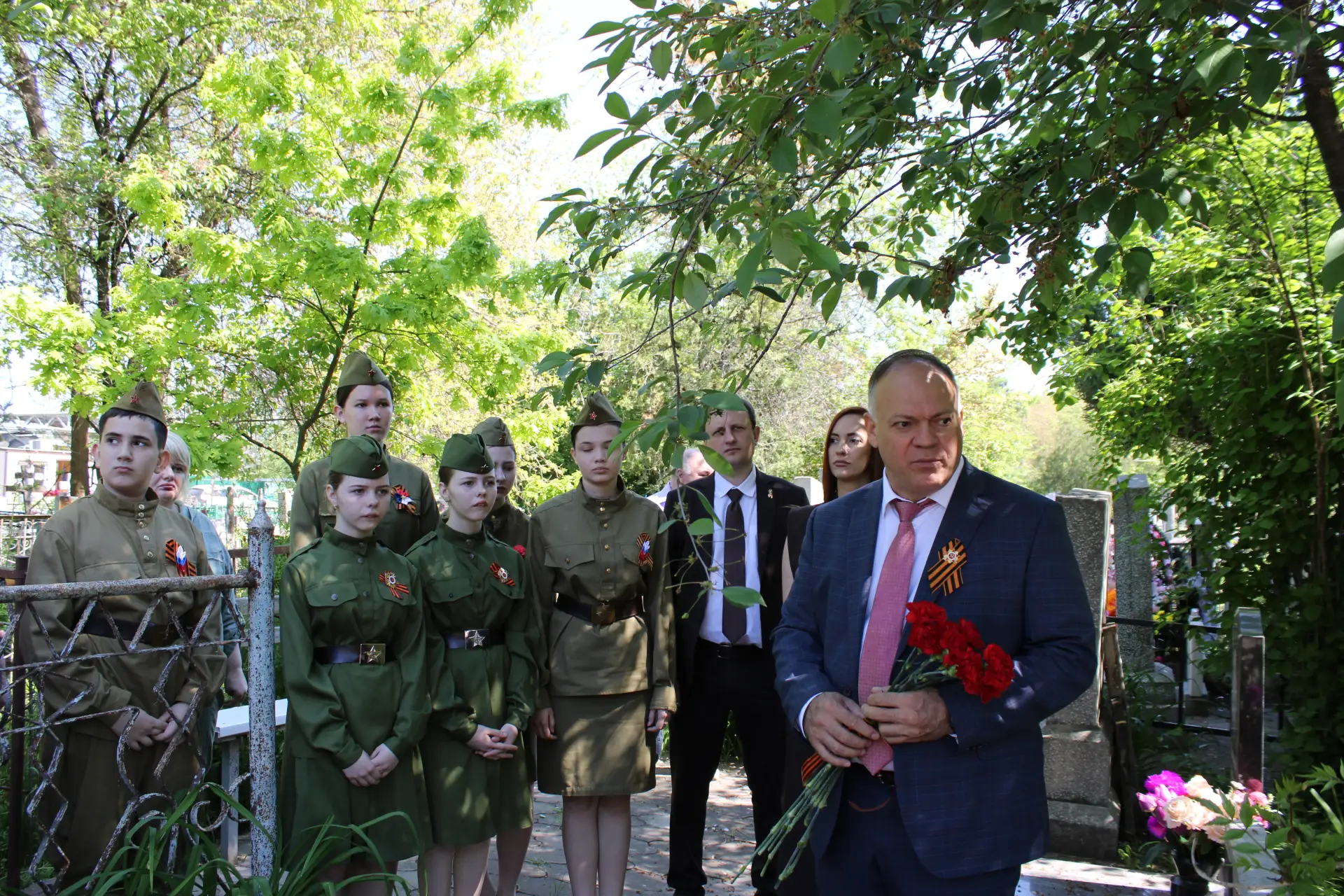Сегодня, в 81‑ю годовщину Победы в Великой Отечественной войне, я посетил могилы ветера...
