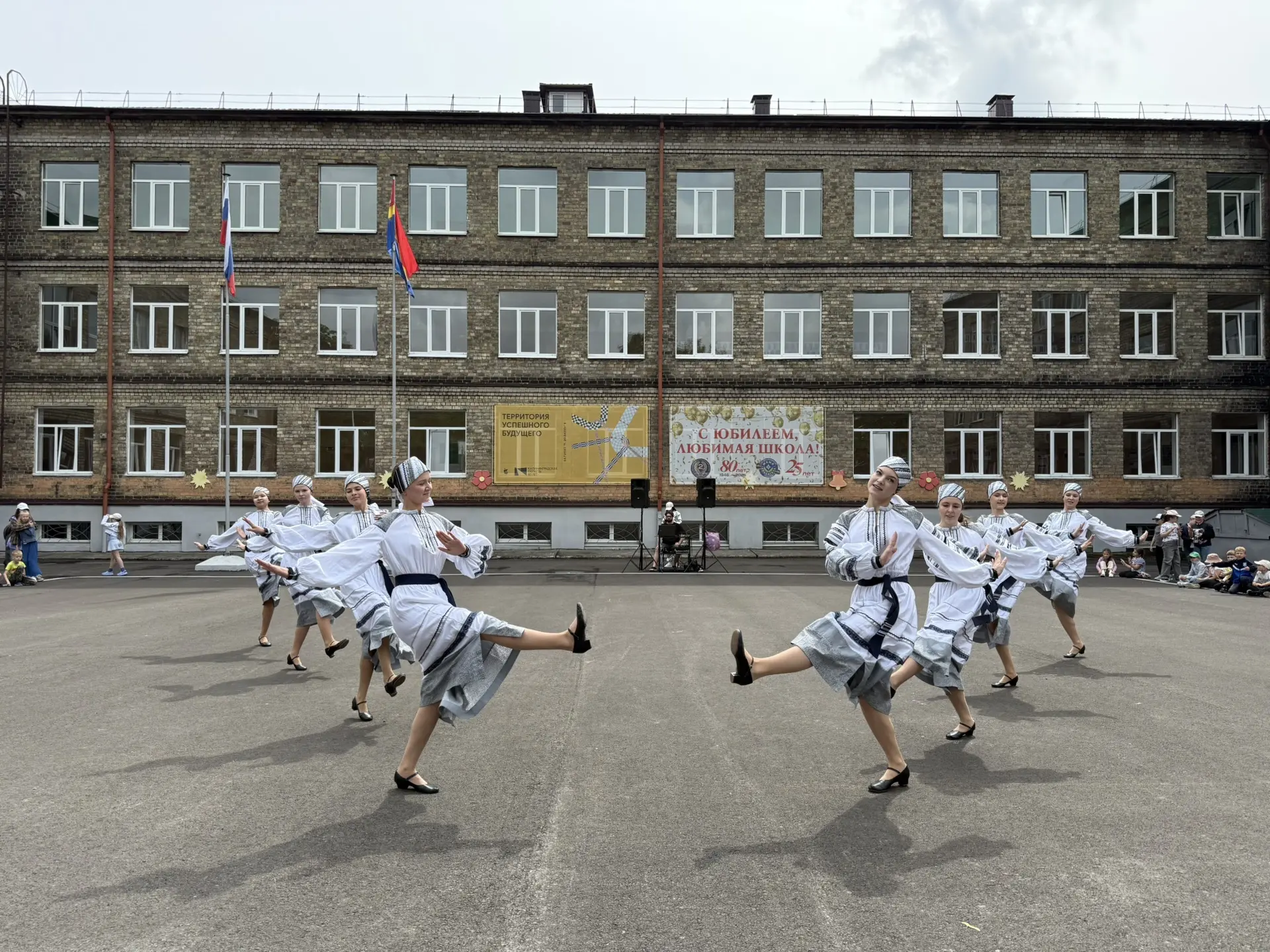 В пришкольном лагере «Ромашка» прошла яркая праздничная программа, посвящённая Дню России и Году еди