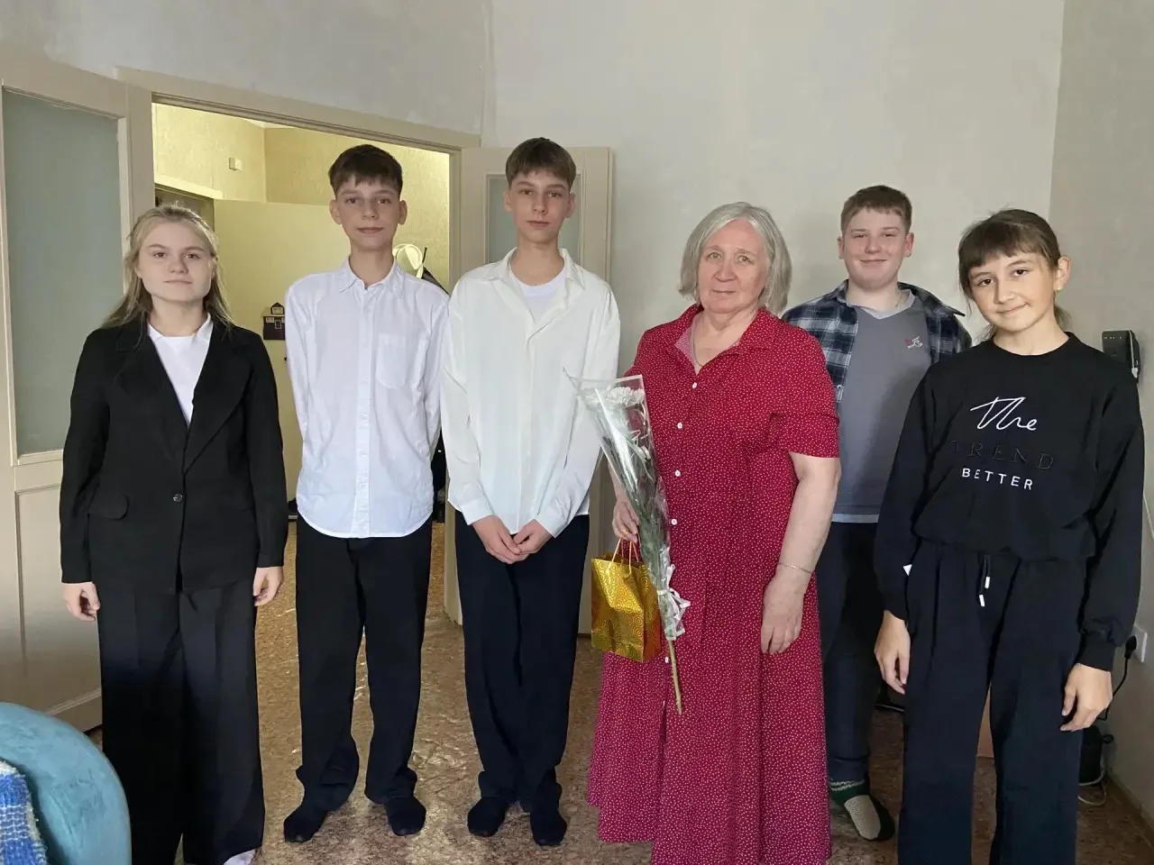 Сегодня 7«Б» поздравил с Днём знаний ветерана педагогического труда — Наталью Леонтьевн...