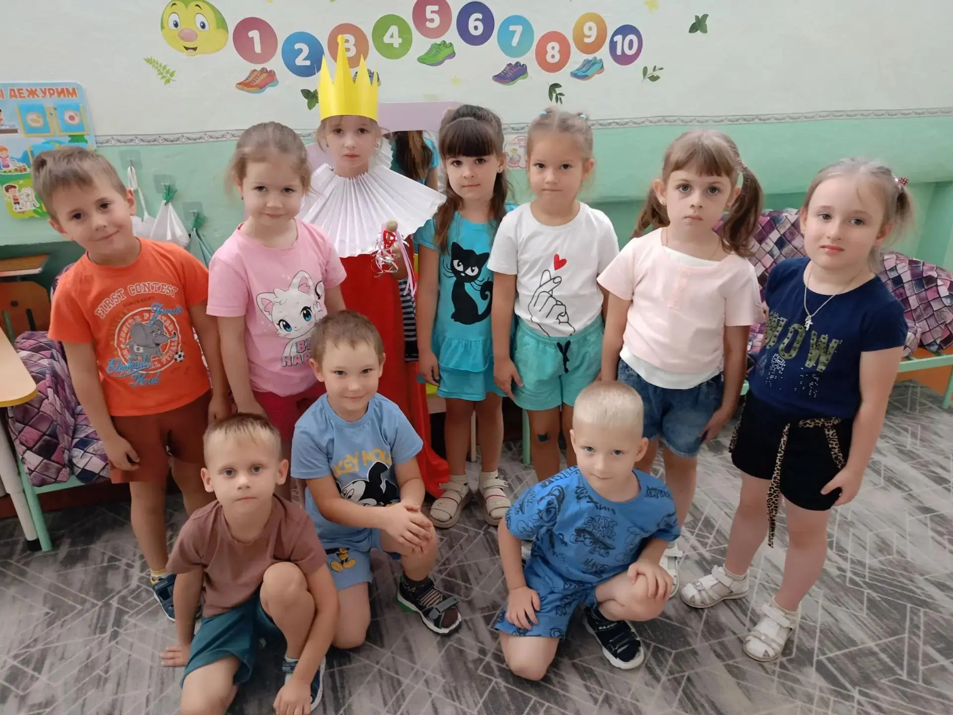Сегодня в гости к ребятам группы "Лучики" пришла царица Математика и принесла интересны...
