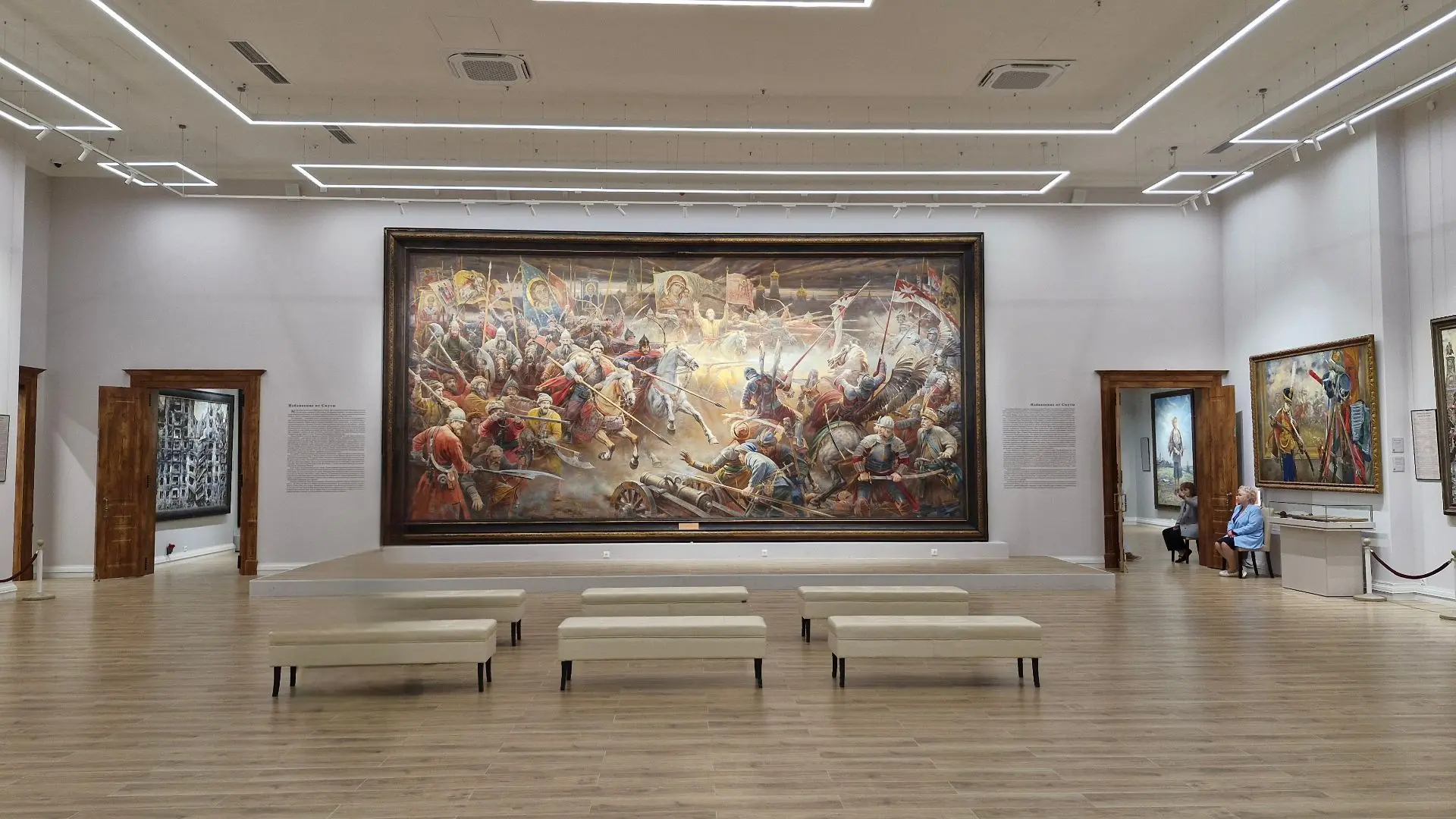Светлые, просторные залы галереи ждут посетителей!