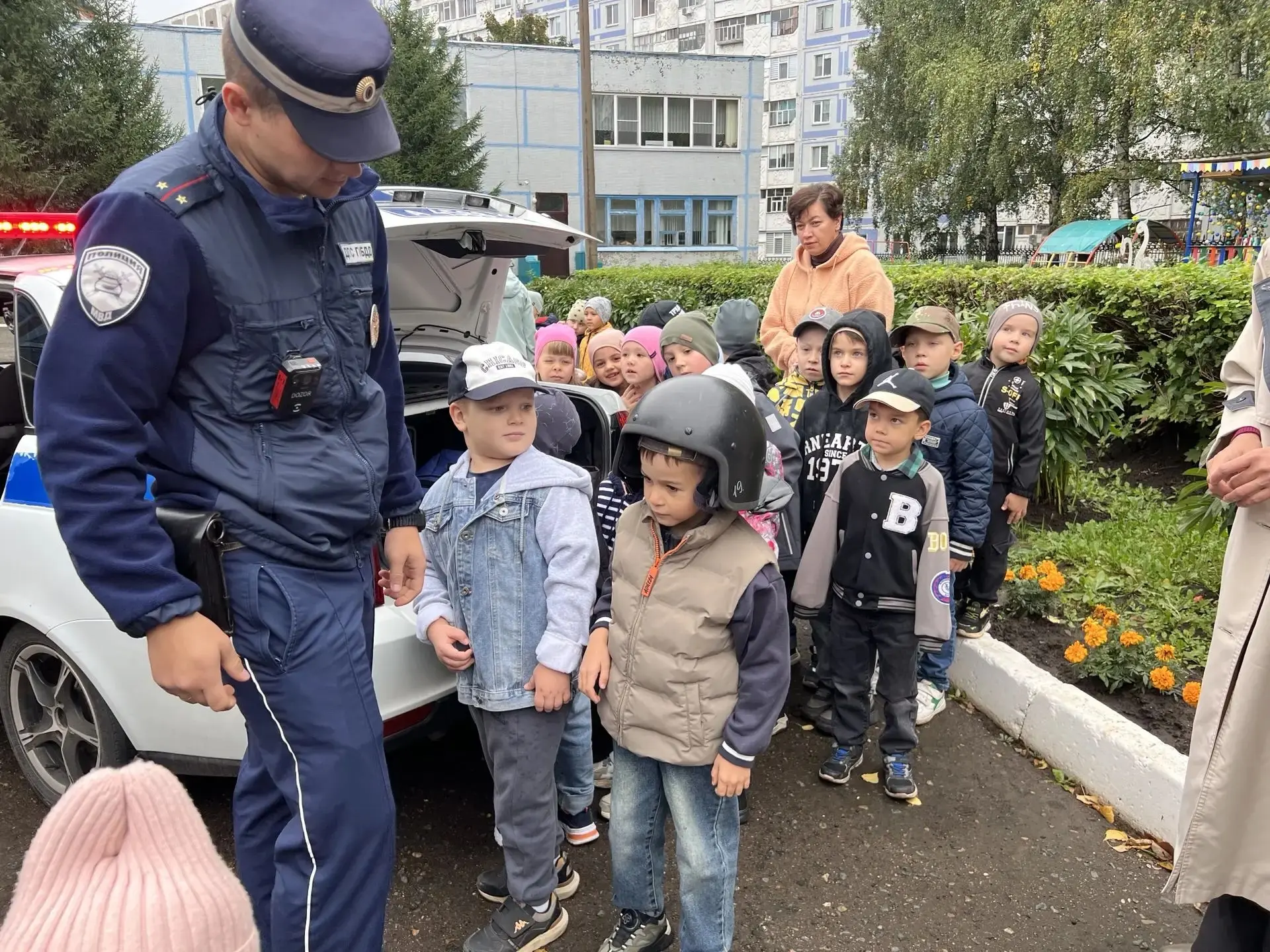 🚨 В гостях у дошколят: сотрудники Госавтоинспекции провели урок безопасности.