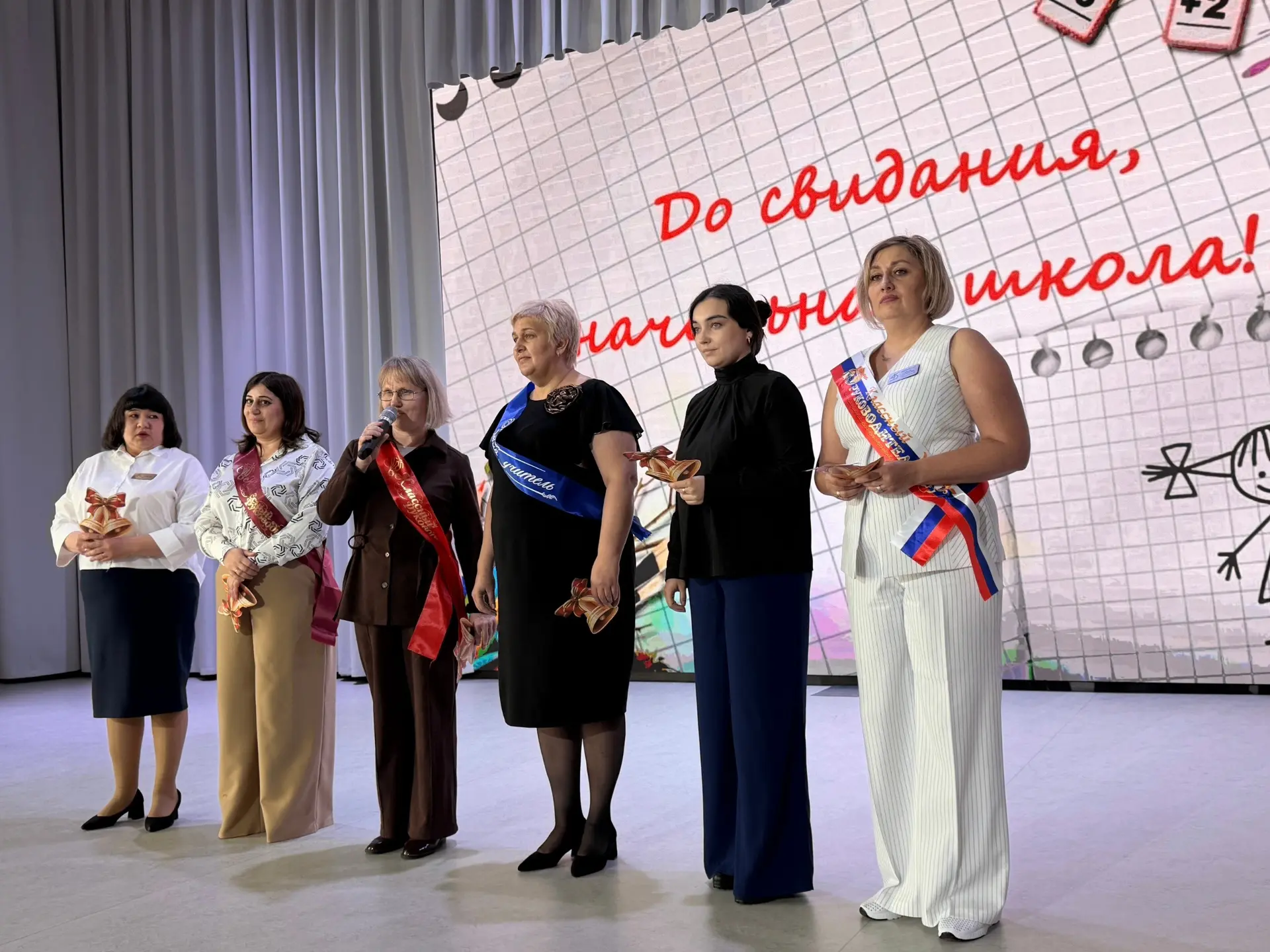 21 мая в нашей школе состоялась торжественная линейка «Прощай, начальная школа!» для учеников, завер