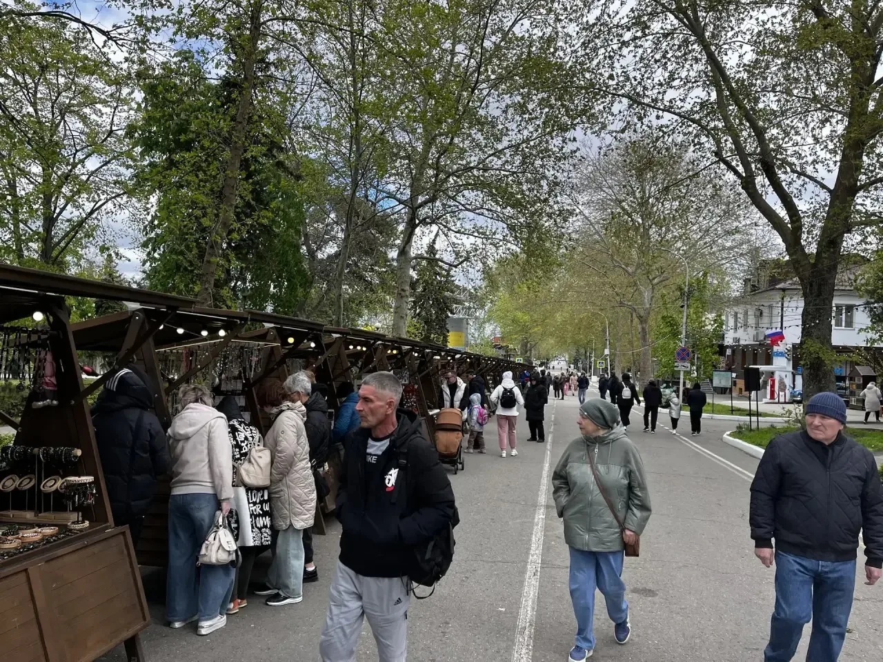 В праздничные дни на «Арт-Авеню» организовали бесплатные мастер-классы  Анапские ремесленники провод