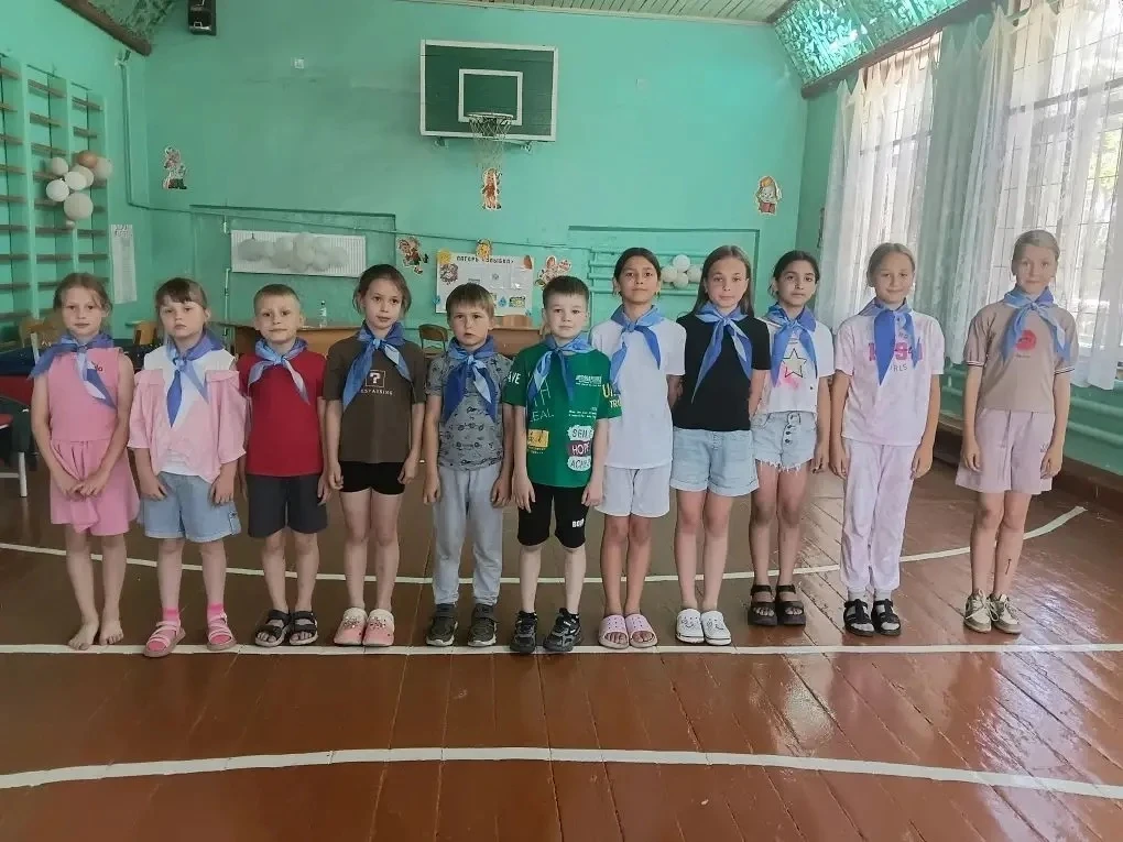 14 день в пришкольном лагере 
 " Улыбка" посвящён направлению
 " Быть с Россией".
✅️Утренняя зарядка