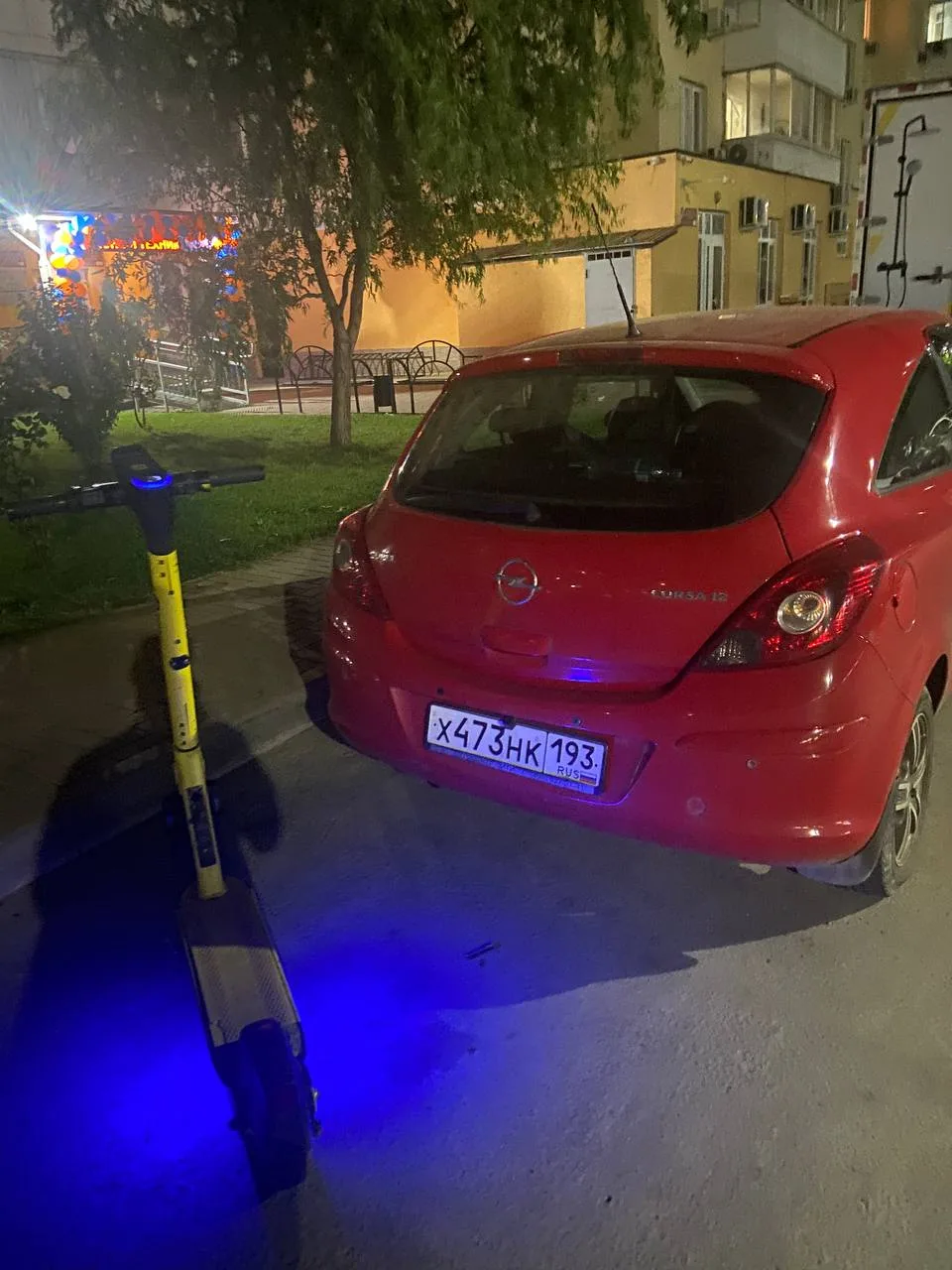 Уважаемые соседи, если тут есть тот кто врезался в этот автомобиль на самокате прошу от...