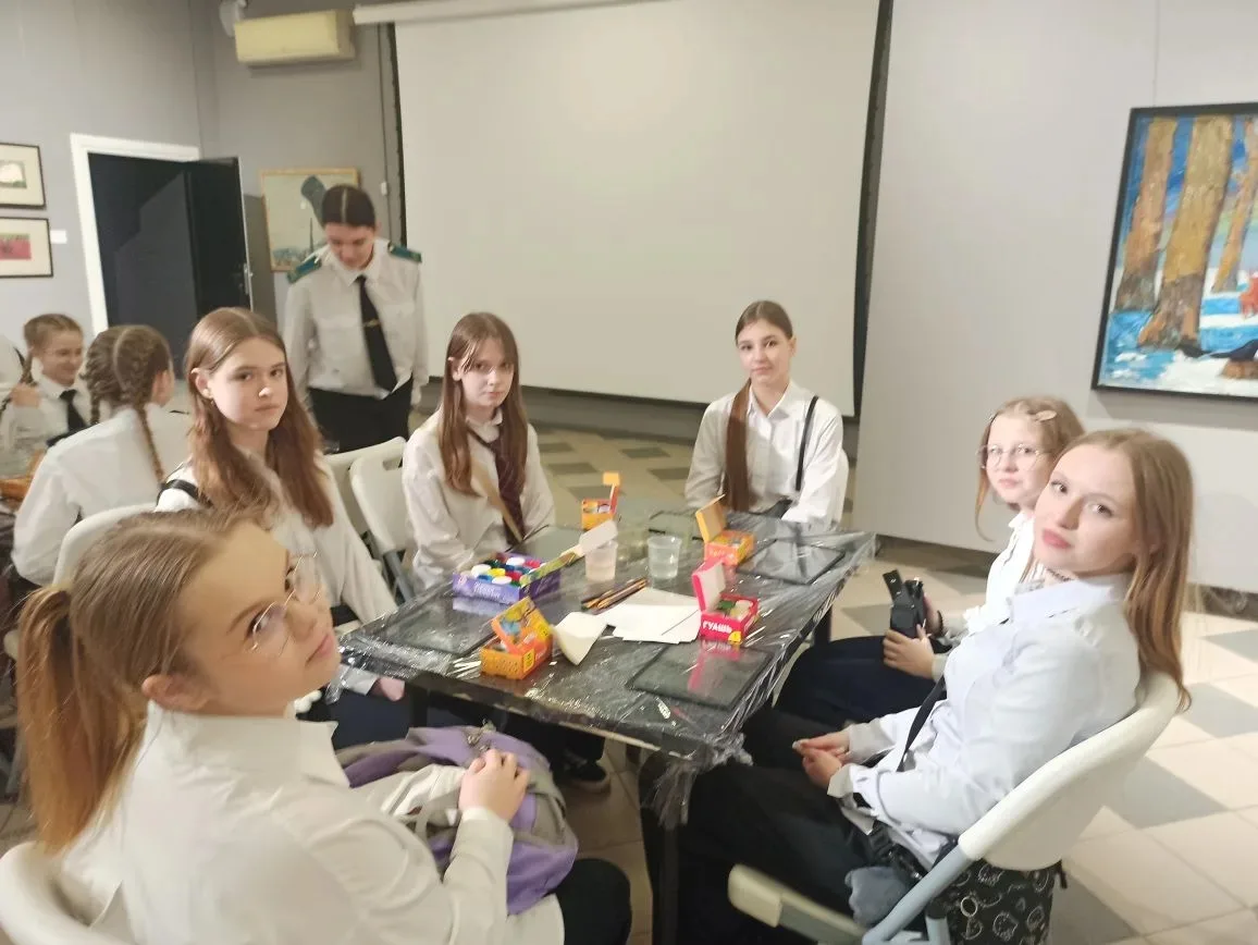🎨АРТ-ТЕРАПИЯ 🎨  Сегодня учащиеся 7Д класса  стали гостями Выставочного зала, где прошло необычное ме