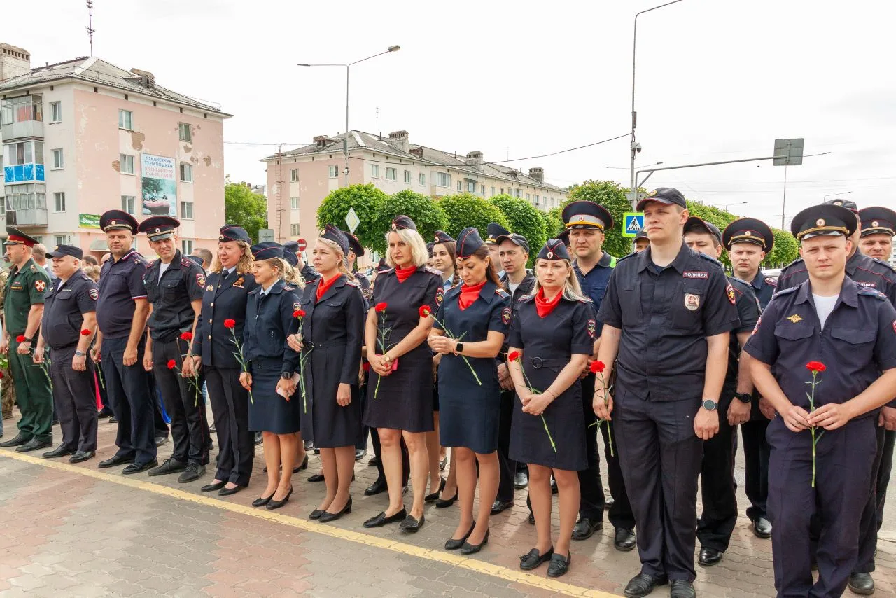 Сегодня в День памяти и скорби зеленогорцы возложили цветы к Обелиску воинам Великой Отечественной в
