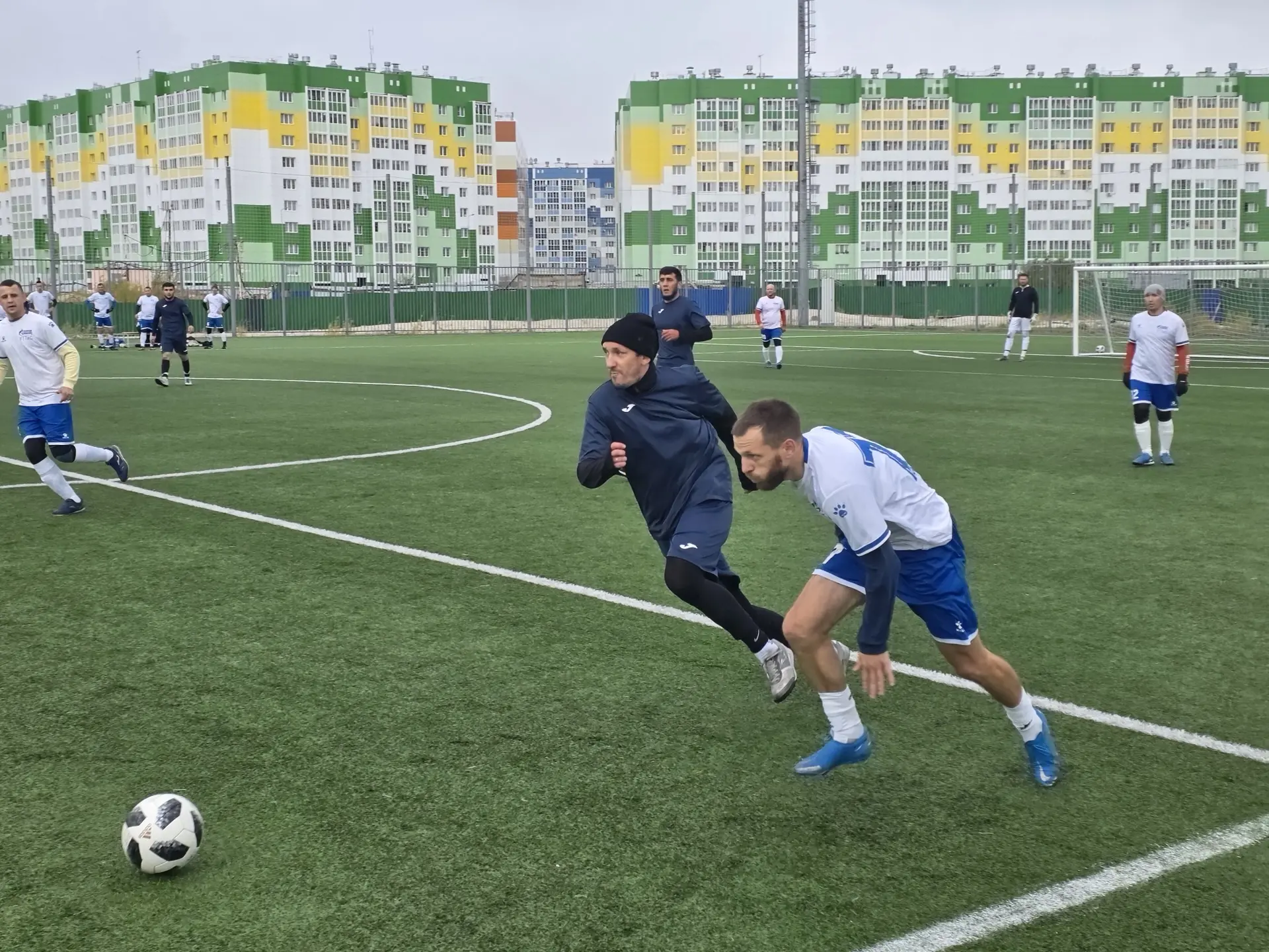 А вот и ещё одни наши чемпионы, которым нипочём любые капризы погоды! ⚽️