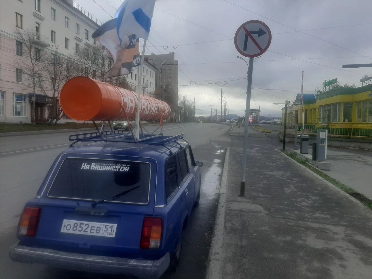 Тем временем, к таксистам, тусующимся у ж/д вокзала, присоединился новый "бомбила".