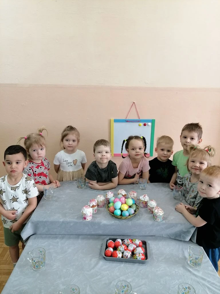 В младшей группе прошёл замечательный мастер-класс по украшению куличей! Малыши с большим удовольств