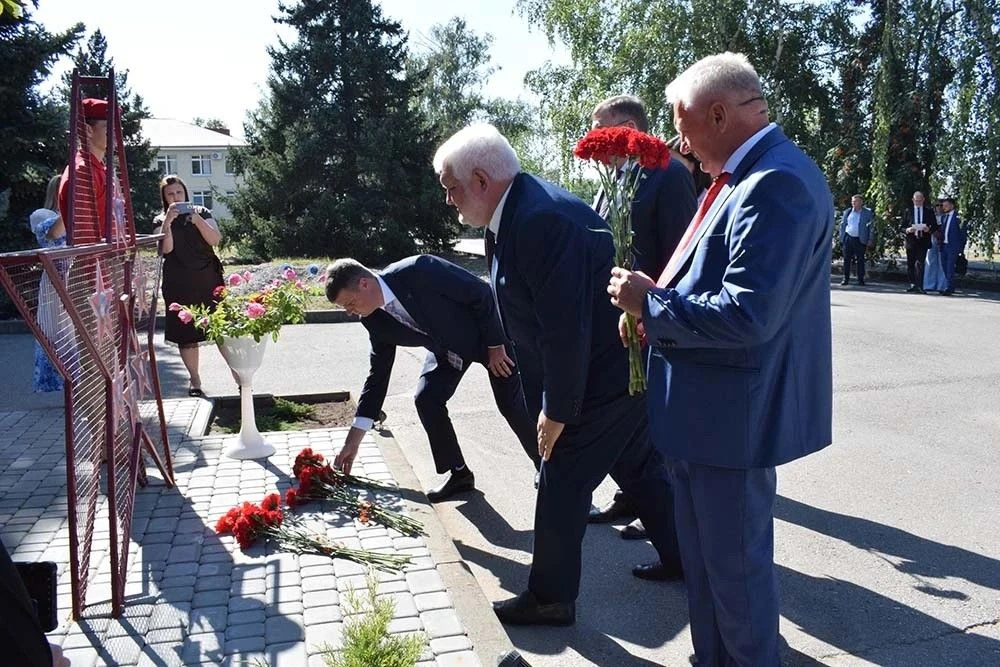 В День знаний у «Звезды памяти»: в Верхнедонской гимназии почтили героев-выпускников
